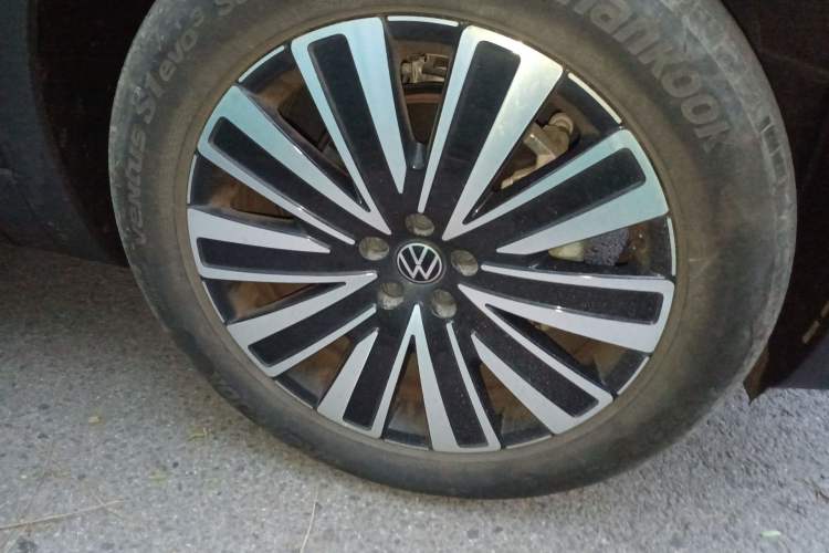 Used Volkswagen Tavendor 2024 330TSI Luxury Touring Edition Right Front Wheel Hub