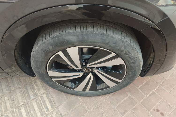 Used Volkswagen Tavendor 2024 380TSI All-Wheel Drive R-Line Cruise Edition Right Front Wheel Hub