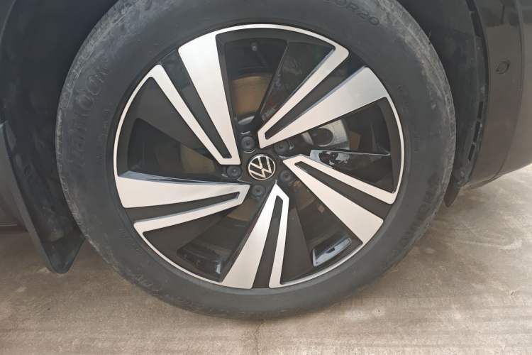 Used Volkswagen Tavendor 2024 380TSI All-Wheel-Drive R-Line Cruise Premium Edition Right Front Wheel Hub