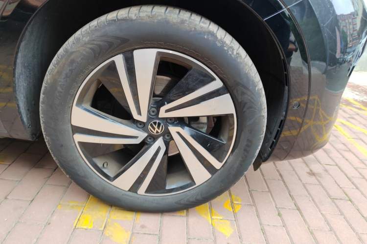 Used Volkswagen Tavendor 2024 380TSI All-Wheel Drive R-Line Cruise Edition Right Front Wheel Hub