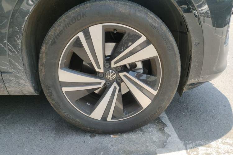 Used Volkswagen Tavendor 2024 380TSI All-Wheel Drive R-Line Cruise Edition Right Front Wheel Hub