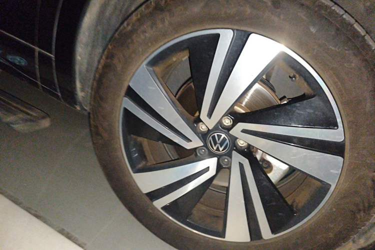 Used Volkswagen Tavendor 2024 380TSI All-Wheel Drive R-Line Cruise Edition Right Front Wheel Hub