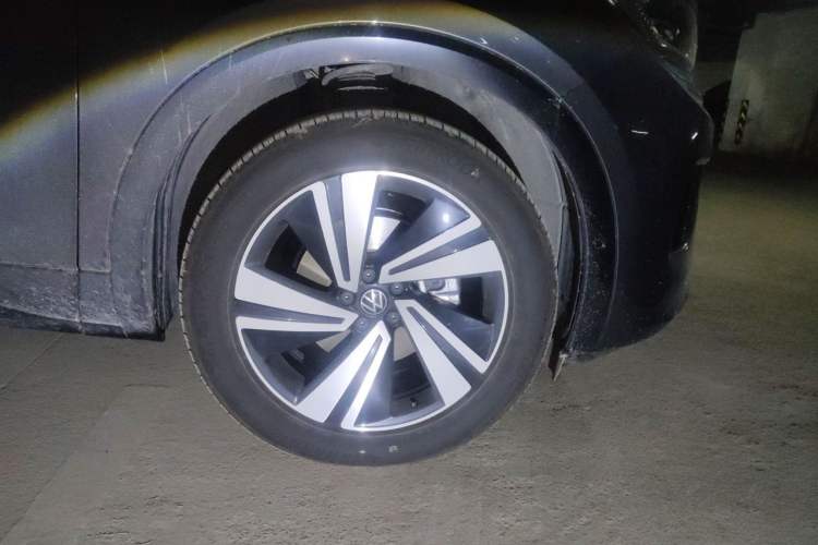 Used Volkswagen Tavendor 2024 Facelifted 380TSI All-Wheel Drive R-Line Cruise Premium Edition Right Front Wheel Hub