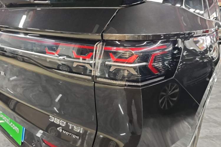 Used Volkswagen Tavendor 2024 380TSI All-Wheel Drive R-Line Cruise Edition Right Rear Taillight