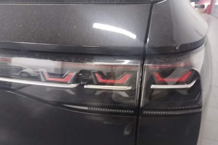 Used Volkswagen Tavendor 2024 380TSI All-Wheel-Drive R-Line Cruise Premium Edition Right Rear Taillight