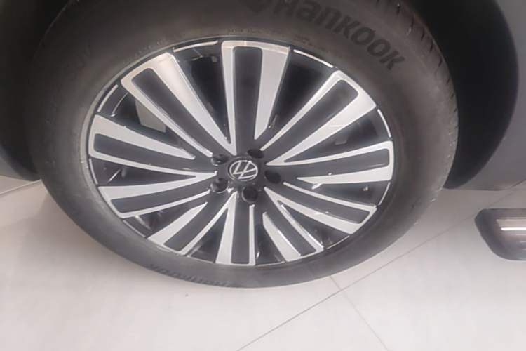 Used Volkswagen Tavendor 2024 330TSI Luxury Touring Edition Right Rear Wheel Hub