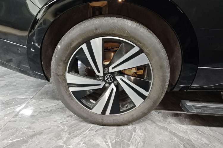 Used Volkswagen Tavendor 2024 380TSI All-Wheel Drive R-Line Cruise Edition Right Rear Wheel Hub