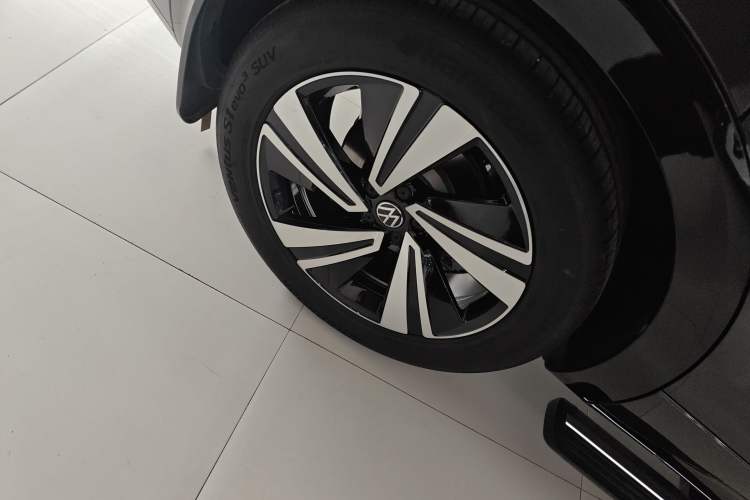 Used Volkswagen Tavendor 2024 380TSI All-Wheel Drive R-Line Cruise Edition Right Rear Wheel Hub