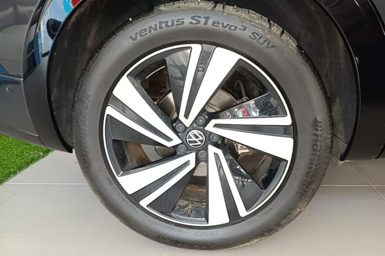 Used Volkswagen Tavendor 2024 Facelifted 380TSI All-Wheel Drive R-Line Cruise Premium Edition Right Rear Wheel Hub