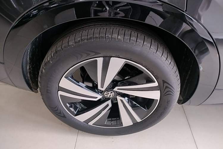 Used Volkswagen Tavendor 2024 380TSI All-Wheel-Drive R-Line Cruise Premium Edition Right Rear Wheel Hub