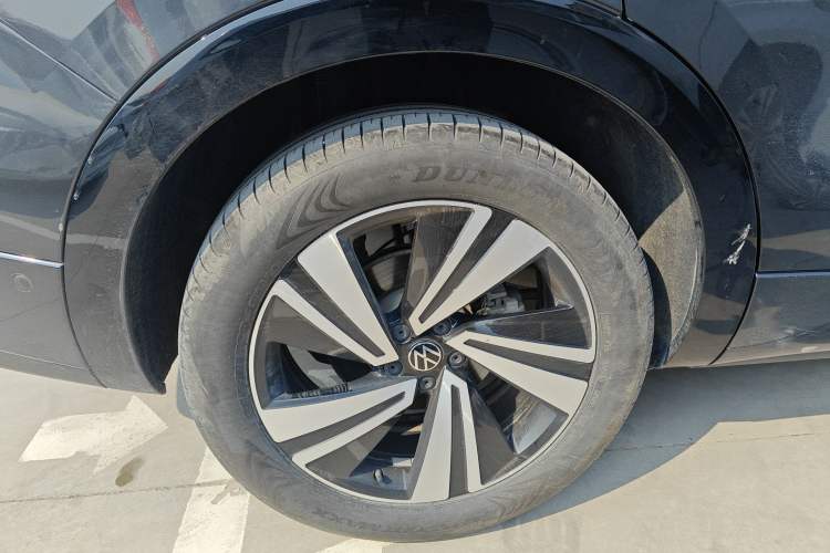 Used Volkswagen Tavendor 2024 Facelifted 380TSI All-Wheel Drive R-Line Cruise Premium Edition Right Rear Wheel Hub