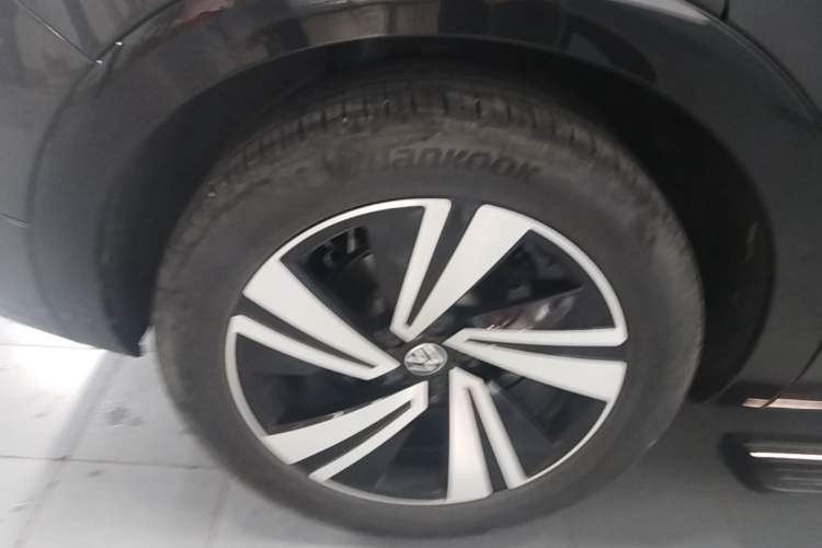 Used Volkswagen Tavendor 2024 380TSI All-Wheel-Drive R-Line Cruise Premium Edition Right Rear Wheel Hub