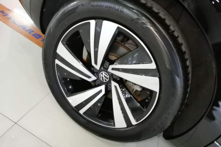 Used Volkswagen Tavendor 2024 380TSI All-Wheel Drive R-Line Cruise Edition Right Rear Wheel Hub