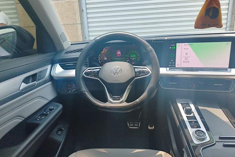 Used Volkswagen Tavendor 2024 380TSI All-Wheel-Drive R-Line Ambition Edition Steering Wheel