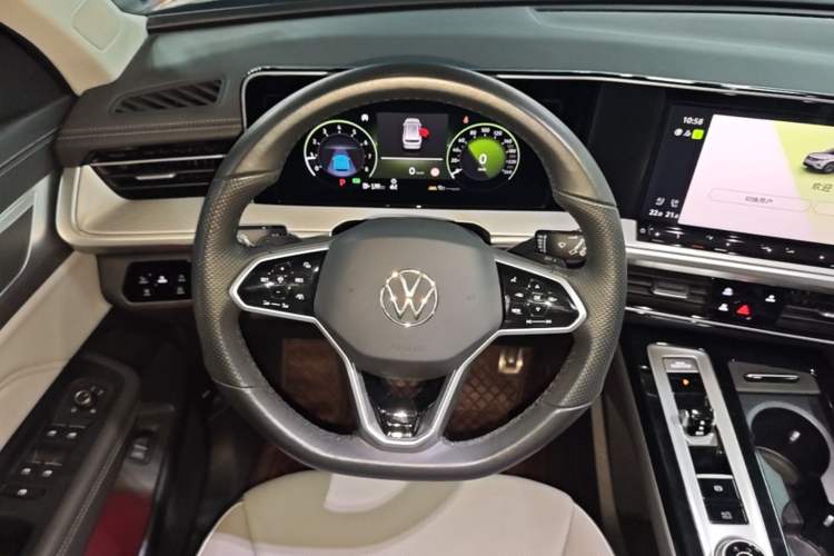 Used Volkswagen Tavendor 2024 380TSI All-Wheel Drive R-Line Cruise Edition Steering Wheel