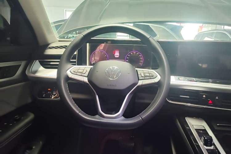 Used Volkswagen Tavendor 2024 330TSI Luxury Touring - All-Inclusive Edition Steering Wheel