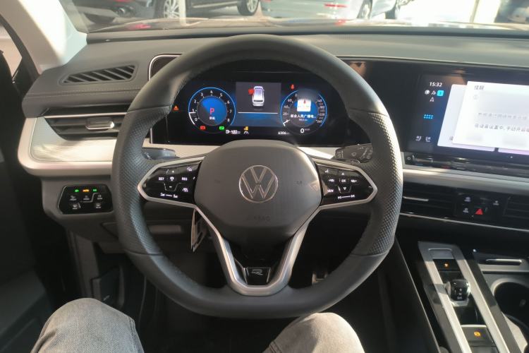 Used Volkswagen Tavendor 2024 Facelifted 380TSI All-Wheel Drive R-Line Cruise Premium Edition Steering Wheel