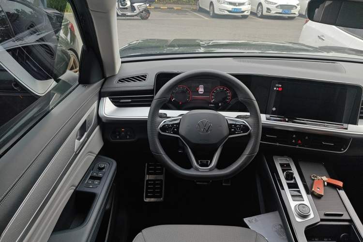 Used Volkswagen Tavendor 2024 380TSI All-Wheel Drive R-Line Cruise Edition Steering Wheel