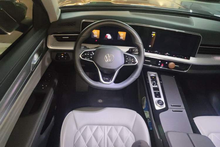 Used Volkswagen Tavendor 2024 380TSI All-Wheel-Drive R-Line Cruise Premium Edition Steering Wheel