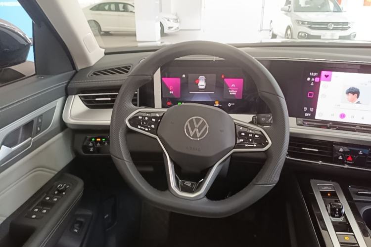 Used Volkswagen Tavendor 2024 Facelifted 380TSI All-Wheel Drive R-Line Cruise Premium Edition Steering Wheel