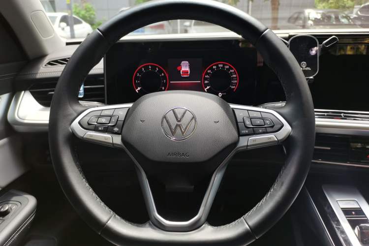 Used Volkswagen Tavendor 2024 330TSI Luxury Touring - All-Inclusive Edition Steering Wheel
