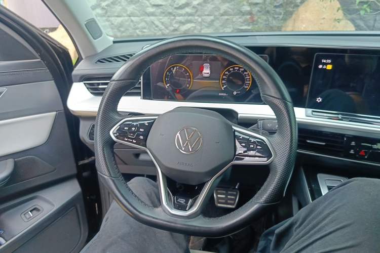 Used Volkswagen Tavendor 2024 380TSI All-Wheel-Drive R-Line Ambition Edition Steering Wheel