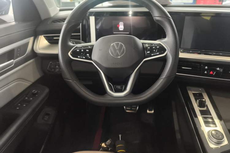 Used Volkswagen Tavendor 2024 380TSI All-Wheel-Drive R-Line Cruise Premium Edition Steering Wheel