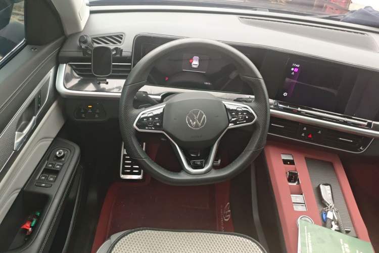 Used Volkswagen Tavendor 2024 380TSI All-Wheel-Drive R-Line Cruise Premium Edition Steering Wheel