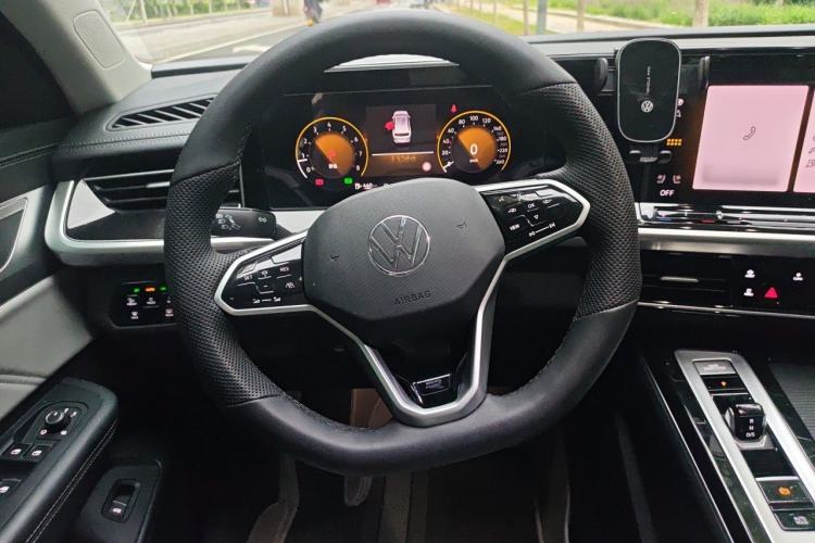 Used Volkswagen Tavendor 2024 380TSI All-Wheel-Drive R-Line Cruise Premium Edition Steering Wheel