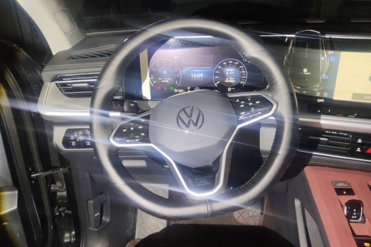 Used Volkswagen Tavendor 2024 Facelifted 380TSI All-Wheel Drive R-Line Cruise Premium Edition Steering Wheel