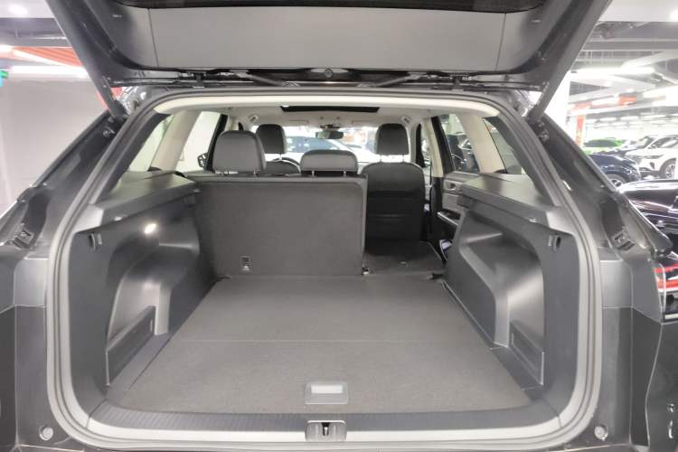 Used Volkswagen Tavendor 2024 380TSI All-Wheel Drive R-Line Cruise Edition Trunk