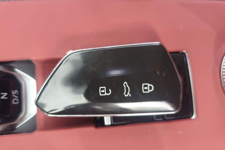 Used Volkswagen Tavendor 2024 Facelifted 380TSI All-Wheel Drive R-Line Cruise Premium Edition Vehicle Key