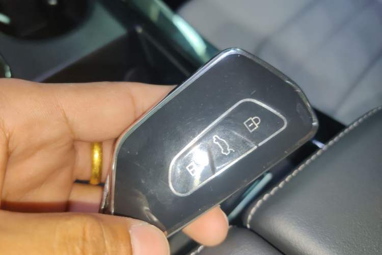 Used Volkswagen Tavendor 2024 330TSI Luxury Touring - All-Inclusive Edition Vehicle Key