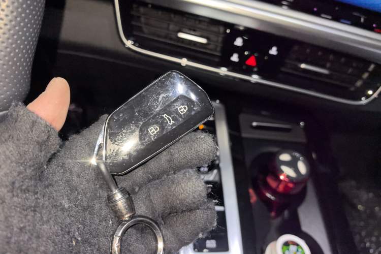 Used Volkswagen Tavendor 2024 380TSI All-Wheel Drive R-Line Cruise Edition Vehicle Key