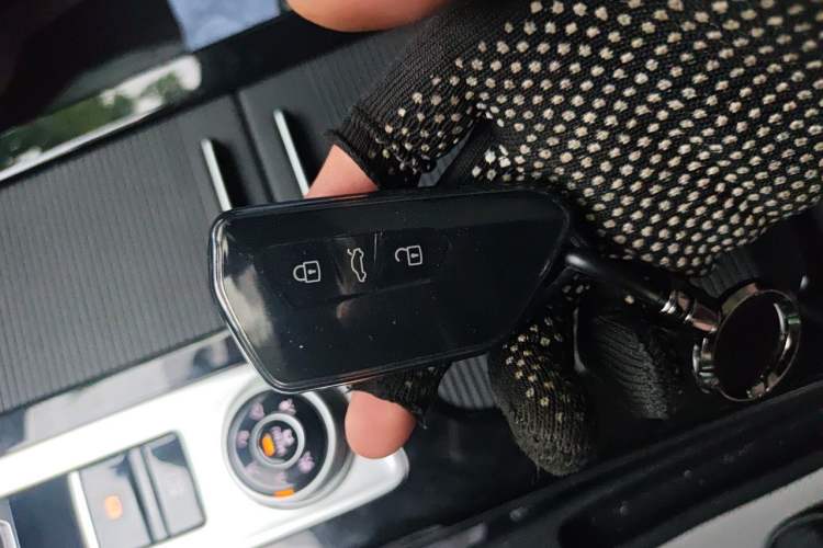 Used Volkswagen Tavendor 2024 380TSI All-Wheel-Drive R-Line Cruise Premium Edition Vehicle Key