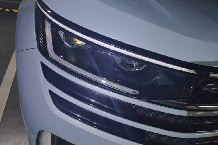 Used Volkswagen Tavendor 2024 380TSI All-Wheel-Drive R-Line Ambition Edition Right Front Headlight