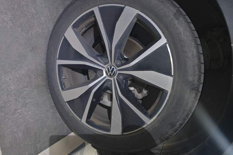 Used Volkswagen Tavendor 2024 380TSI All-Wheel-Drive R-Line Ambition Edition Right Front Wheel Hub