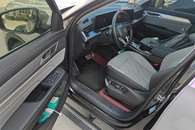 Used Volkswagen Tavendor 2024 380TSI All-Wheel-Drive R-Line Cruise Premium Edition Driver Seat