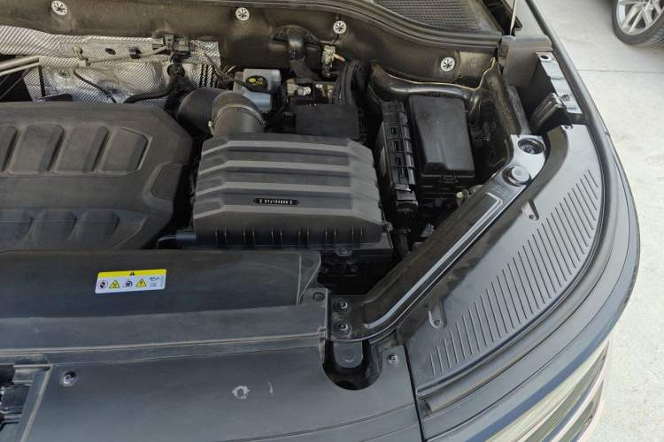 Used Volkswagen Tavendor 2024 380TSI All-Wheel-Drive R-Line Cruise Premium Edition Engine Bay Left