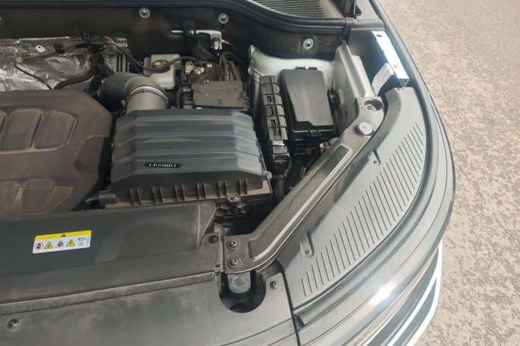 Used Volkswagen Tavendor 2024 380TSI All-Wheel-Drive R-Line Cruise Premium Edition Engine Bay Left