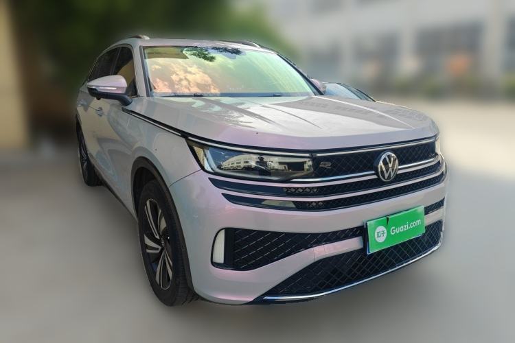 Used Volkswagen Tavendor 2024 380TSI All-Wheel-Drive R-Line Cruise Premium Edition Front Right 45 Deg