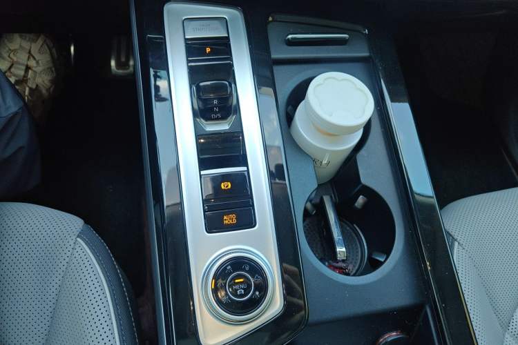 Used Volkswagen Tavendor 2024 380TSI All-Wheel-Drive R-Line Cruise Premium Edition Gear Lever