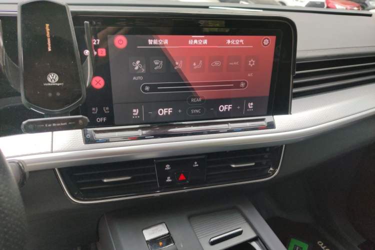 Used Volkswagen Tavendor 2024 380TSI All-Wheel-Drive R-Line Cruise Premium Edition Audio And AC Panel
