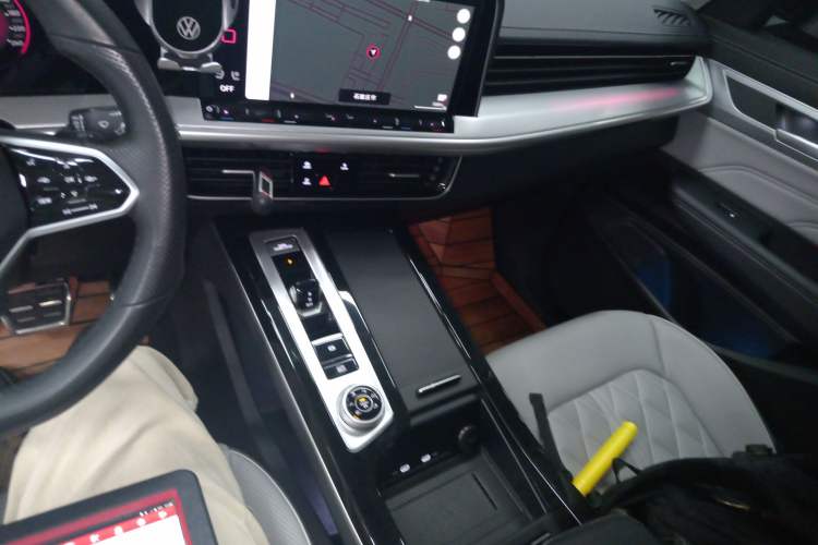 Used Volkswagen Tavendor 2024 380TSI All-Wheel Drive R-Line Cruise Edition Audio And AC Panel