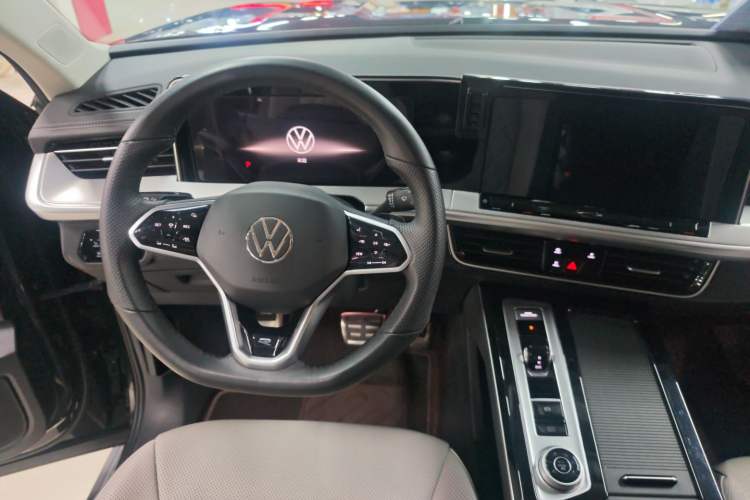 Used Volkswagen Tavendor 2024 380TSI All-Wheel Drive R-Line Cruise Edition Audio And AC Panel