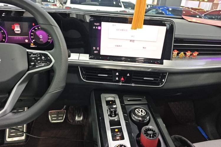 Used Volkswagen Tavendor 2024 380TSI All-Wheel-Drive R-Line Cruise Premium Edition Audio And AC Panel