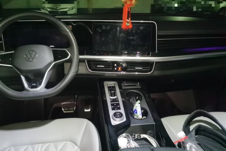 Used Volkswagen Tavendor 2024 380TSI All-Wheel-Drive R-Line Journey Shared Enjoyment Model Center Console