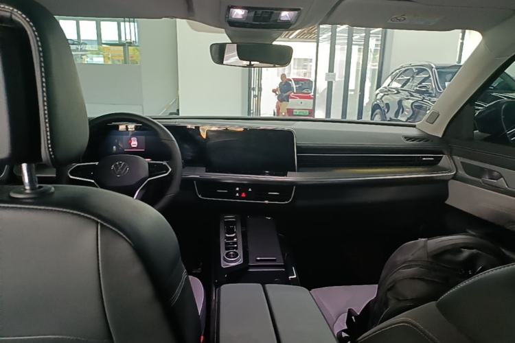 Used Volkswagen Tavendor 2024 380TSI All-Wheel-Drive R-Line Journey Shared Enjoyment Model Center Console