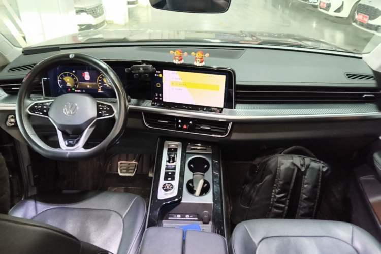 Used Volkswagen Tavendor 2024 380TSI All-Wheel Drive R-Line Cruise Edition Center Console