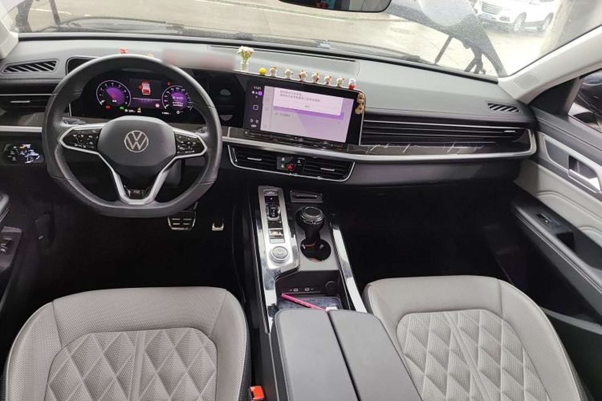 Used Volkswagen Tavendor 2024 380TSI All-Wheel Drive R-Line Cruise Edition Center Console